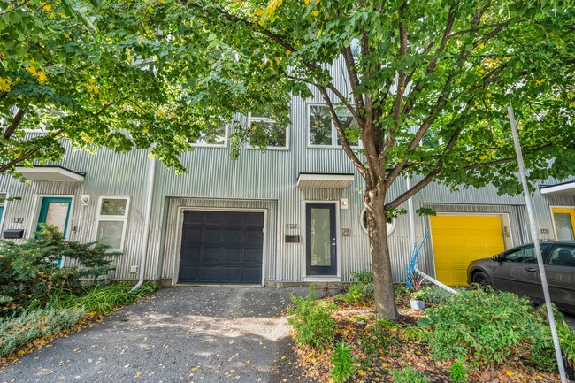 1137 Gladstone Ave in Ottawa, ON - Building Photo - Building Photo