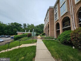 2621 Wagon Dr in Alexandria, VA - Building Photo