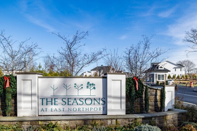 The Seasons at East Northport in East Northport, NY - Foto de edificio - Building Photo