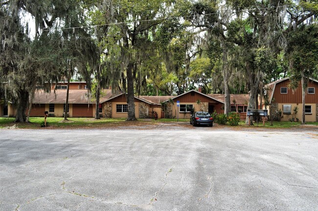 1152 Old Hammock Rd, Unit Country Apartments