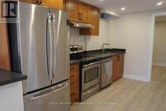 259 Glenway Cir in Newmarket, ON - Building Photo - Building Photo