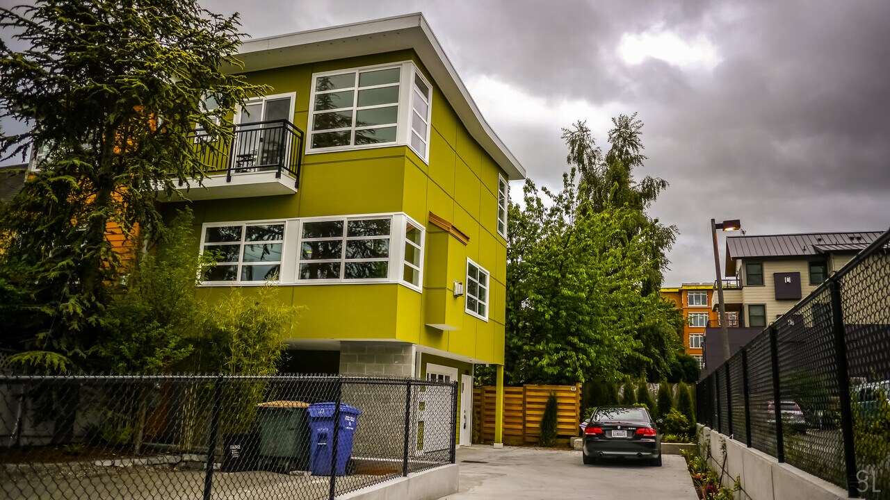 2215 E John St in Seattle, WA - Foto de edificio