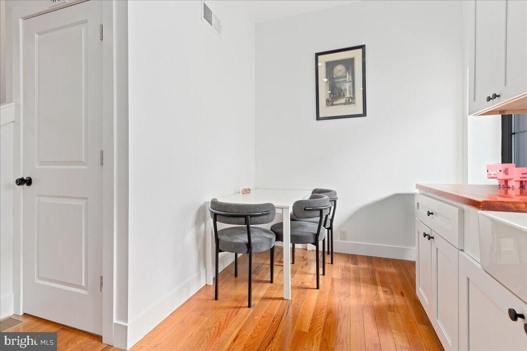 412 Sepviva St in Philadelphia, PA - Building Photo