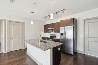 Aston Place in Columbus, OH - Foto de edificio - Building Photo