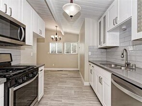 5460 Baja Dr in San Diego, CA - Building Photo - Building Photo