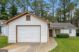 5348 Kirk Dr in Atlanta, GA - Building Photo