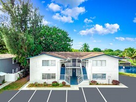 374 Sunshine Dr in Coconut Creek, FL - Building Photo