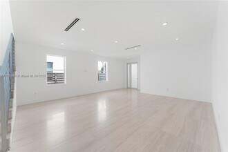 1352 SW 22nd St in Miami, FL - Building Photo - Building Photo
