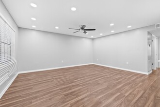 4325 Aegean Dr, Unit 106B in Tampa, FL - Building Photo - Building Photo