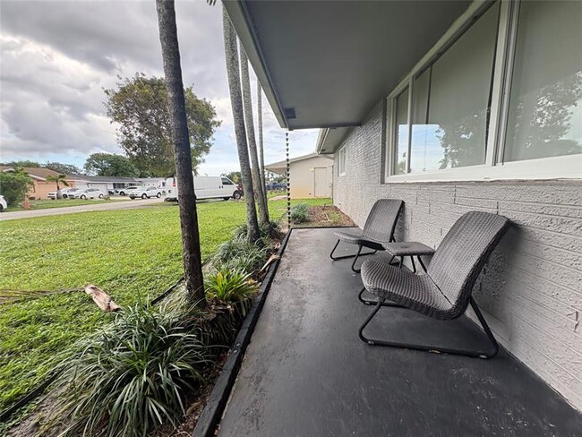 8130 NW 13th St in Pembroke Pines, FL - Foto de edificio - Building Photo