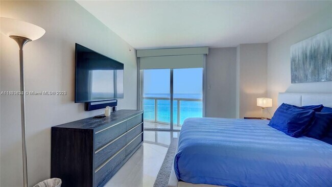 6365 Collins Ave in Miami Beach, FL - Foto de edificio - Building Photo