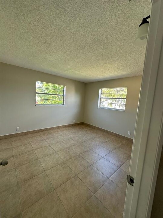 30 SE 4th Ave, Unit 212 in Hallandale Beach, FL - Building Photo