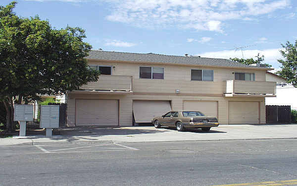 211 E St in Waterford, CA - Building Photo