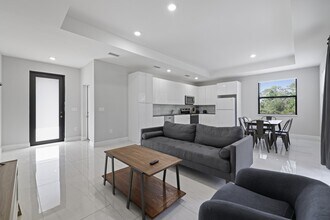 674 Windermere Dr in Lehigh Acres, FL - Building Photo - Building Photo