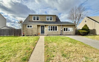 33 Windsor Dr in East Brunswick, NJ - Building Photo