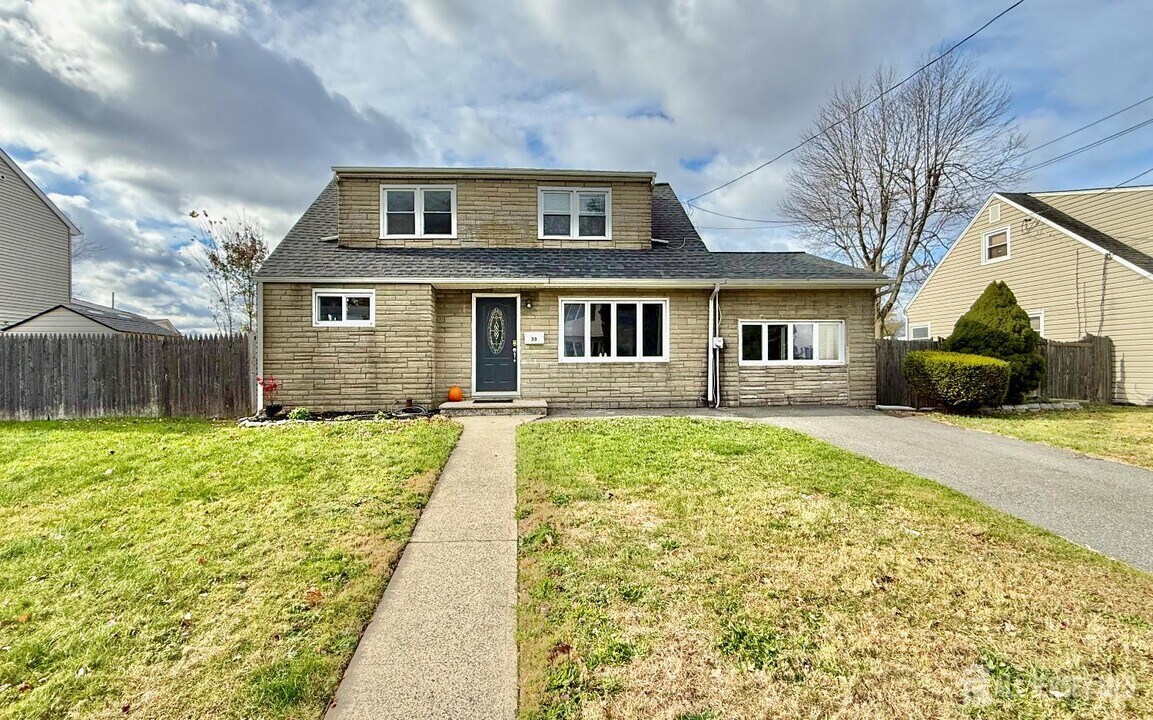 33 Windsor Dr in East Brunswick, NJ - Building Photo
