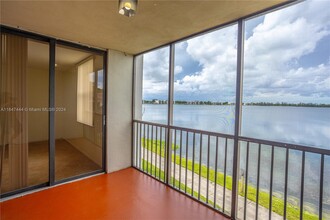 109 Lake Emerald Dr, Unit 209 in Oakland Park, FL - Building Photo - Building Photo