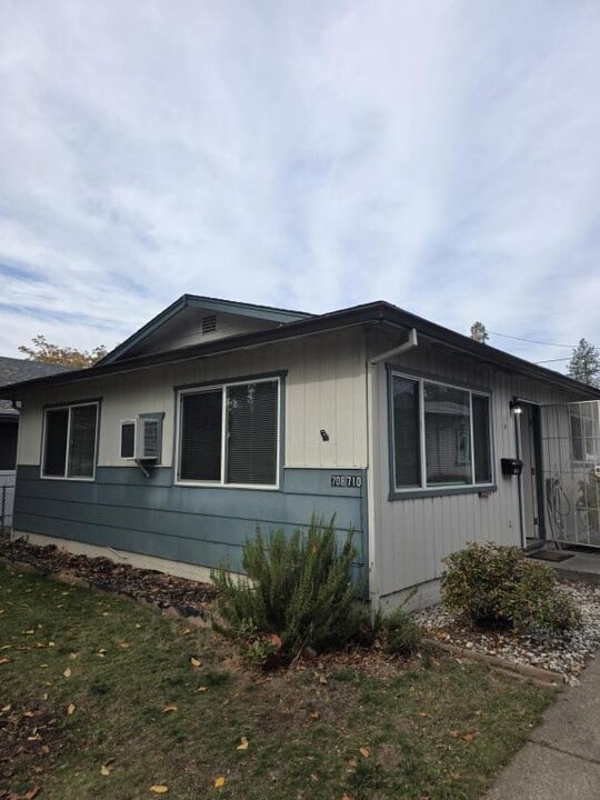 708 SW I St in Grants Pass, OR - Building Photo