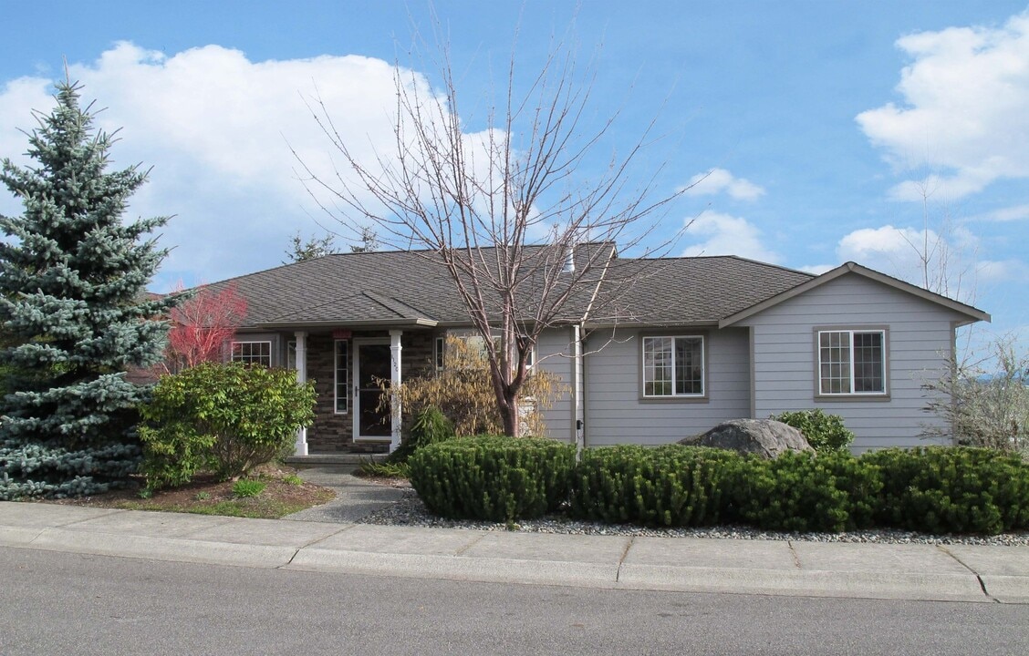 1120 SW Harbor Vista Cir in Oak Harbor, WA - Building Photo