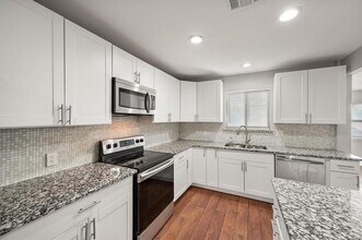 207 E Harwood Rd in Euless, TX - Building Photo - Building Photo