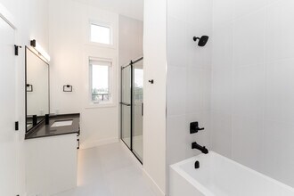 809 Arncote Ave in Victoria, BC - Building Photo - Building Photo