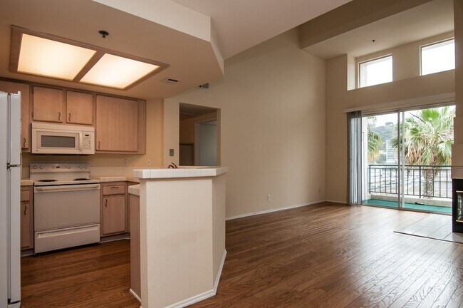 640 Camino De La Reina in San Diego, CA - Building Photo - Building Photo