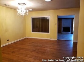 118 E Elmview Pl in San Antonio, TX - Building Photo