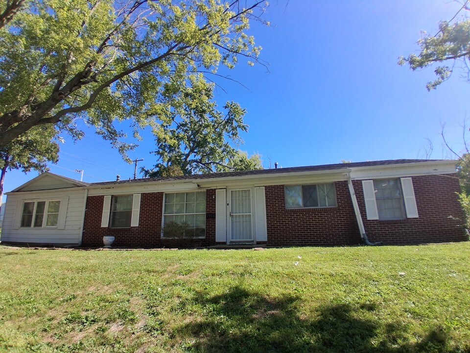 1709 Crestview Dr in Danville, IL - Building Photo