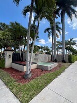 519 Shady Pine Way, Unit A1 in Greenacres, FL - Building Photo