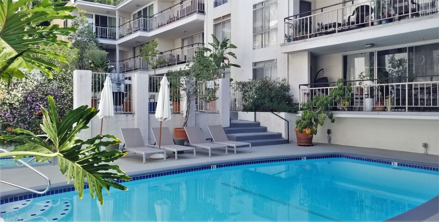 7260 Hillside Ave in Los Angeles, CA - Building Photo