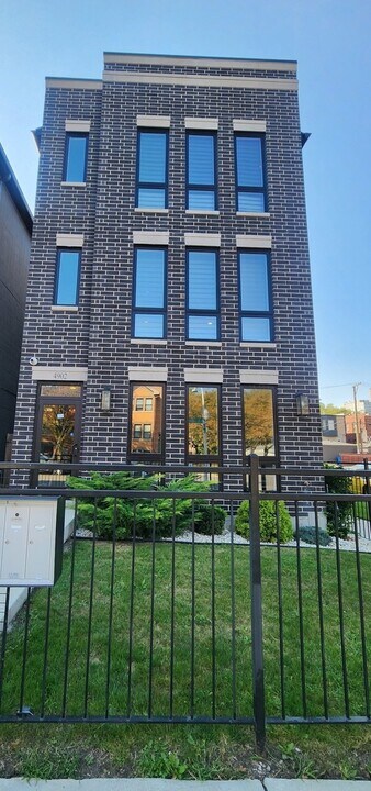 4902 S St Lawrence Ave in Chicago, IL - Building Photo
