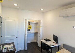 200 Everett St, Unit 3 in Boston, MA - Building Photo - Building Photo