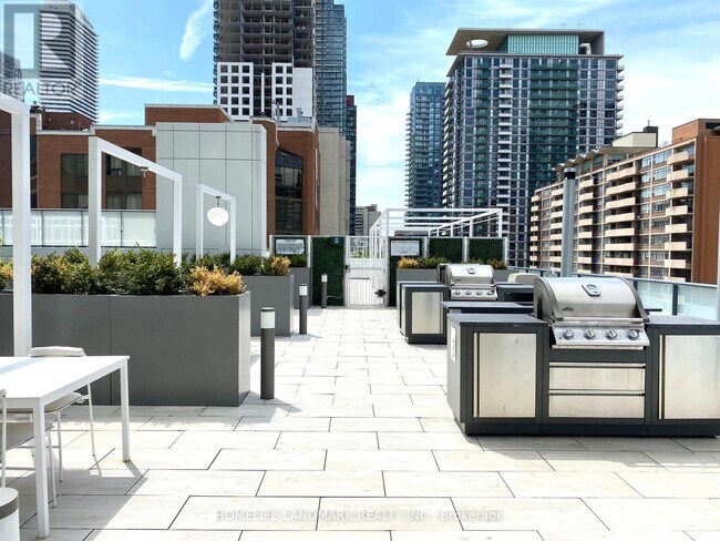 161 Roehampton Ave in Toronto, ON - Building Photo - Building Photo