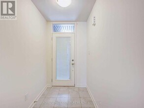 212 Huguenot Rd in Oakville, ON - Building Photo - Building Photo