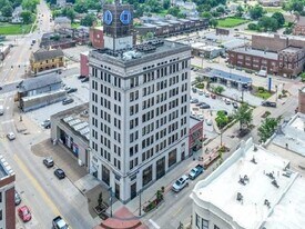 501 15th St in Moline, IL - Building Photo