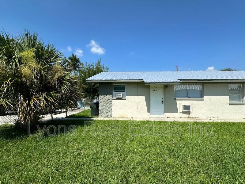 3215 Jeffcott St in Ft. Myers, FL - Building Photo