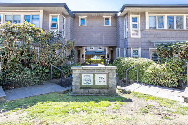 215 4th St E in North Vancouver, BC - Building Photo - Building Photo