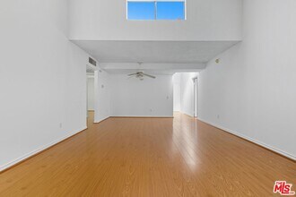 18350 Hatteras St, Unit #14207 in Los Angeles, CA - Building Photo - Building Photo