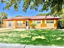 5512 12th St in Lubbock, TX - Building Photo