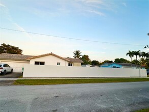 9230 SW 68th St in Miami, FL - Building Photo - Building Photo