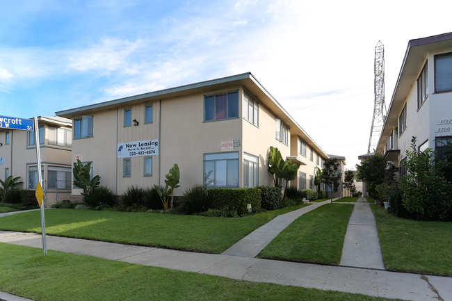 Carmona Gardens in Los Angeles, CA - Building Photo - Building Photo