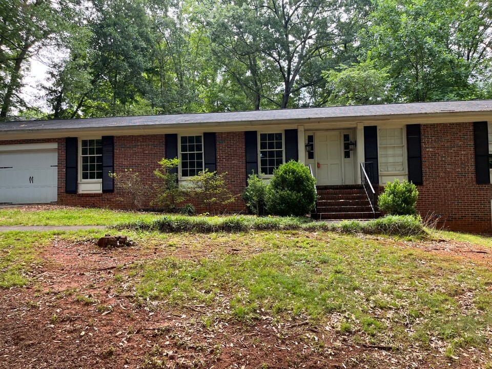 10 Queensbury Rd in Greenville, SC - Building Photo