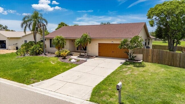 811 Eagle Ln in Apollo Beach, FL - Building Photo - Building Photo