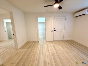 2204 W San Antonio St in New Braunfels, TX - Foto de edificio - Building Photo