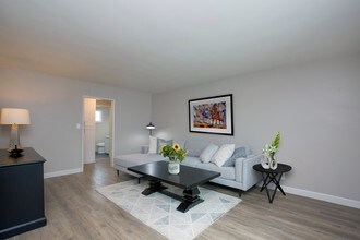 The Capri in Glendale, CA - Building Photo - Building Photo
