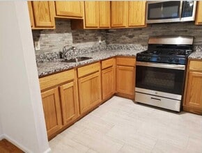 Renovated Apartment Available in Spotswood, NJ - Foto de edificio - Building Photo