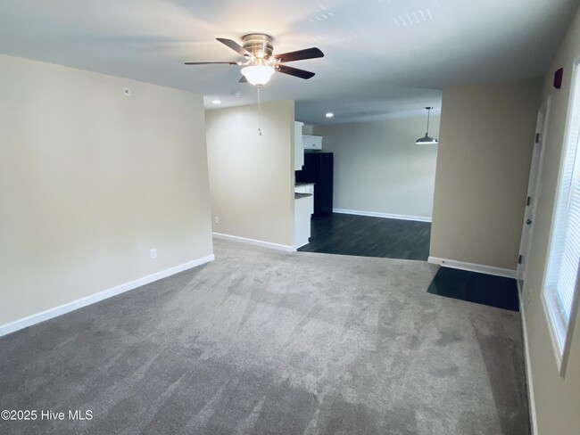 1150 Cross Creek Cir in Greenville, NC - Building Photo - Building Photo