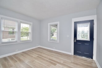 1701 Sundale Ave in Cincinnati, OH - Building Photo - Building Photo