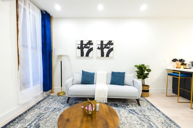 317 E 78th St in New York, NY - Foto de edificio - Building Photo