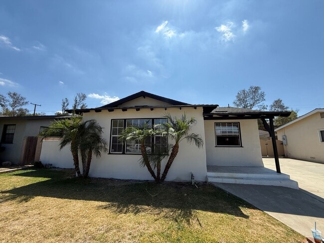 property at 1818 Deserta Dr